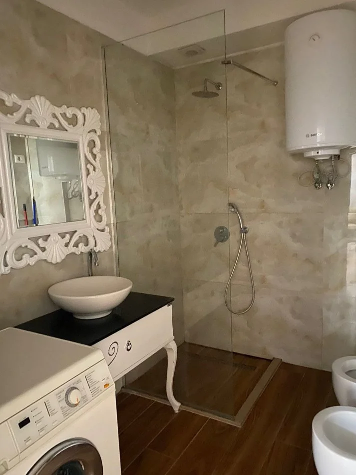 Tirane, jepet me qera apartament 3+1 Kati 1, 120 m² 500 € (rruga Bill Klinton)