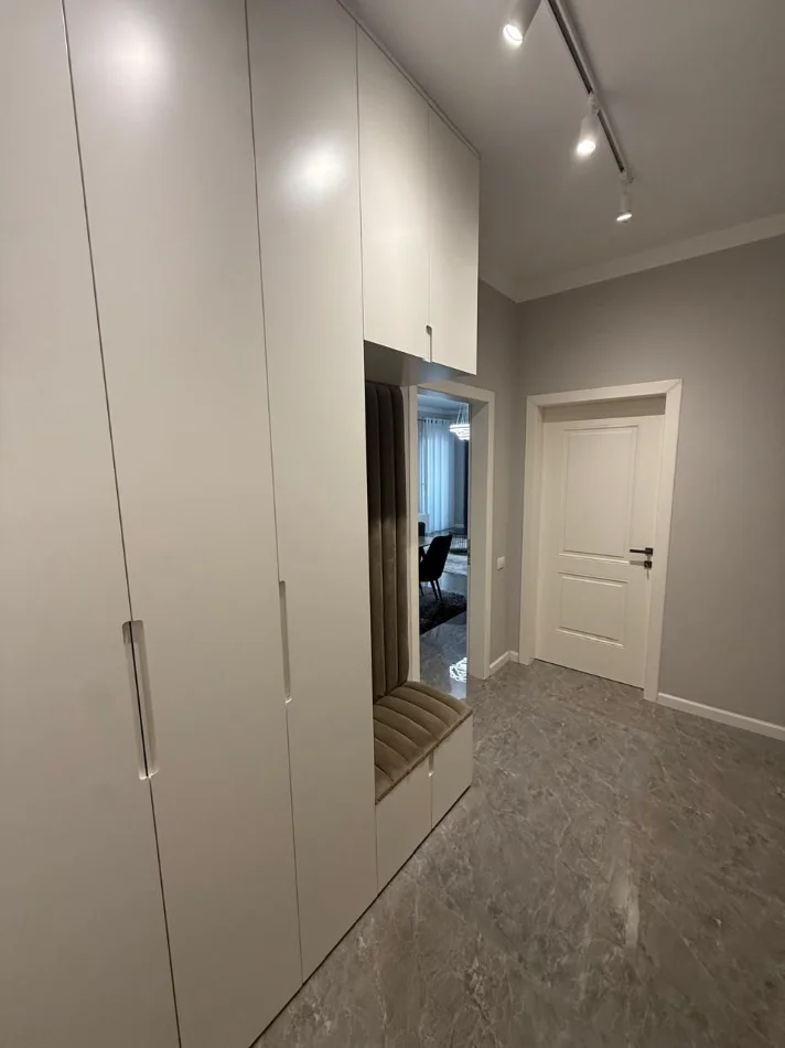 Tirane, jepet me qera apartament 2+1+Ballkon Kati 2, 120 m² 700 € (Natyra e Qetë)