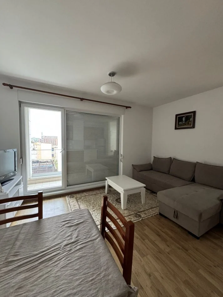 Tirane, jepet me qera apartament 1+1+Ballkon Kati 6, 60 m² 50.000 leke
