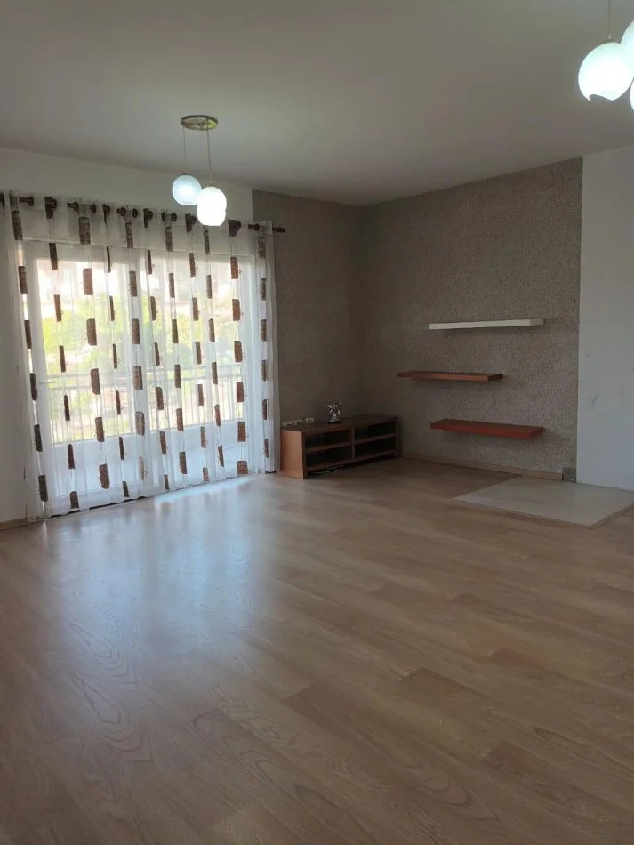 Tirane, shitet apartament 3+1+Ballkon Kati 2, 150 m² 140.000 € (shkoze)