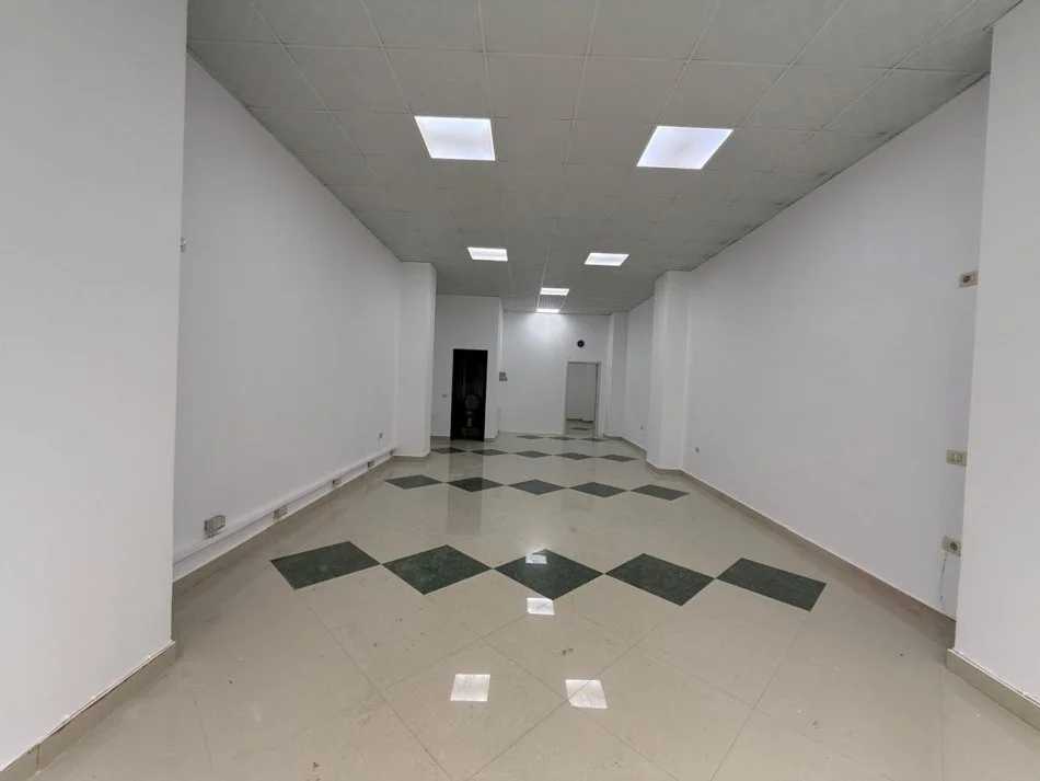 Tirane, shitet dyqan Kati 0, 83 m² 191.000 € (SHITET DYQAN ASTIR)