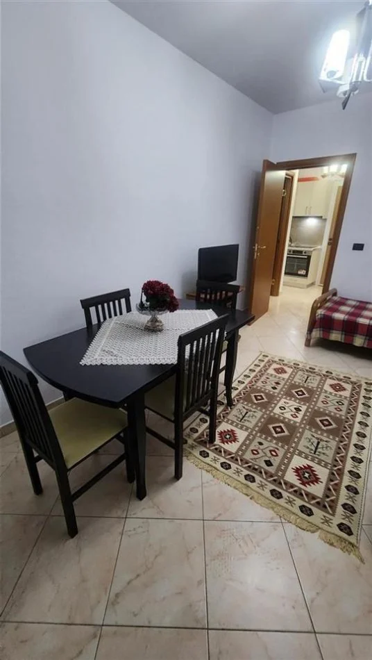Tirane, jepet me qera apartament 1+1+Ballkon Kati 4, 70 m² 695 € (Qendra e Tiranës)