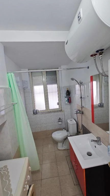 Tirane, jepet me qera apartament 1+1 Kati 1, 40 m² 400 € (Stadiumi Dinamo)