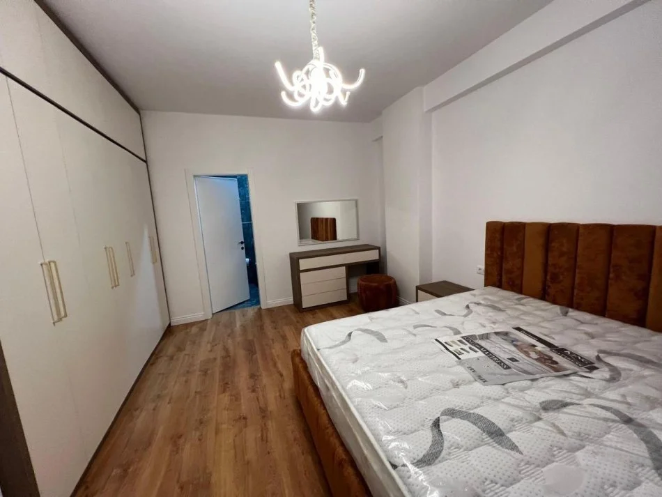 Tirane, jepet me qera apartament 2+1+Ballkon Kati 5, 116 m² 1.200 € (Parku Olimpik)