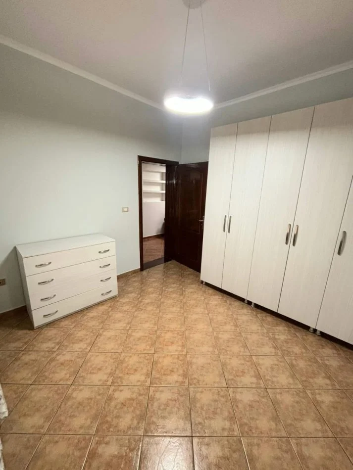 Tirane, jepet me qera apartament 1+1 Kati 1, 65 m² 420 € 