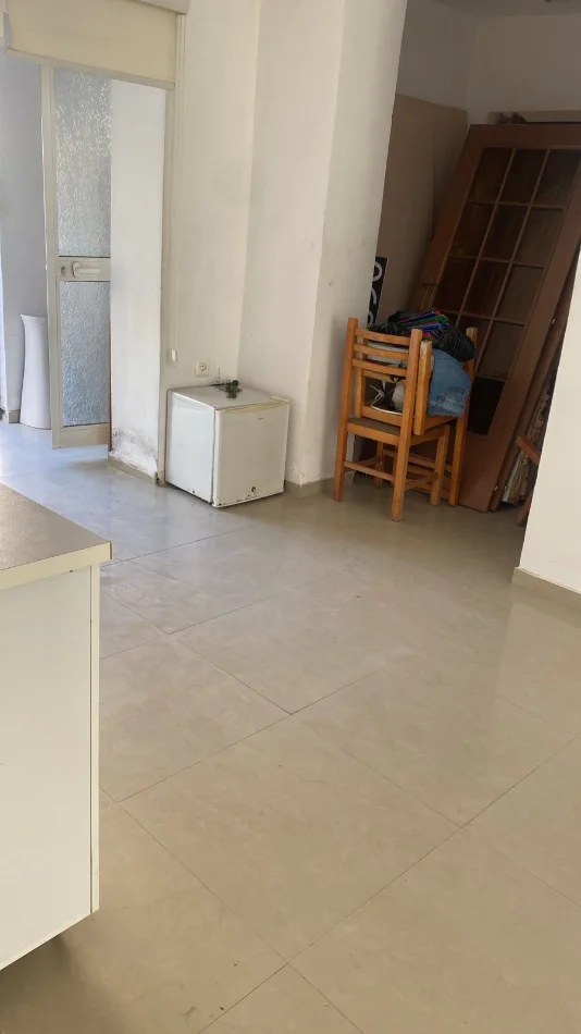 Tirane, jepet me qera dyqan Kati 0, 40 m² 600 € (Ish Tregu Elektrik , rruga Petronini Luarasi)