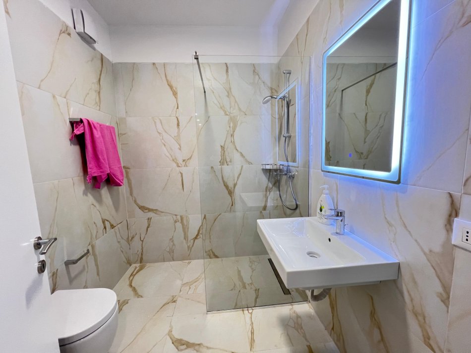 Tirane, jepet me qera apartament 1+1 Kati 3, 70 m² 800 € (rruga e kavajes)