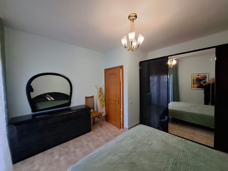 Tirane, jepet me qera apartament 1+1+Ballkon Kati 3, 65 m² 550 € (Komuna e Parisit)