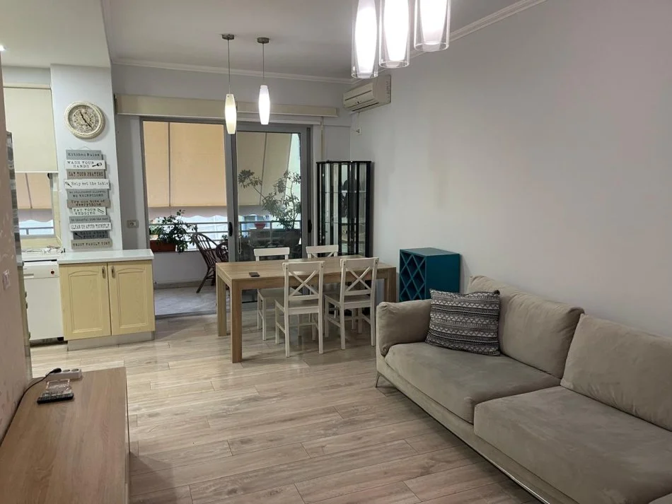 Tirane, jepet me qera apartament 2+1+Ballkon Kati 3, 1.000 m² 850 € 