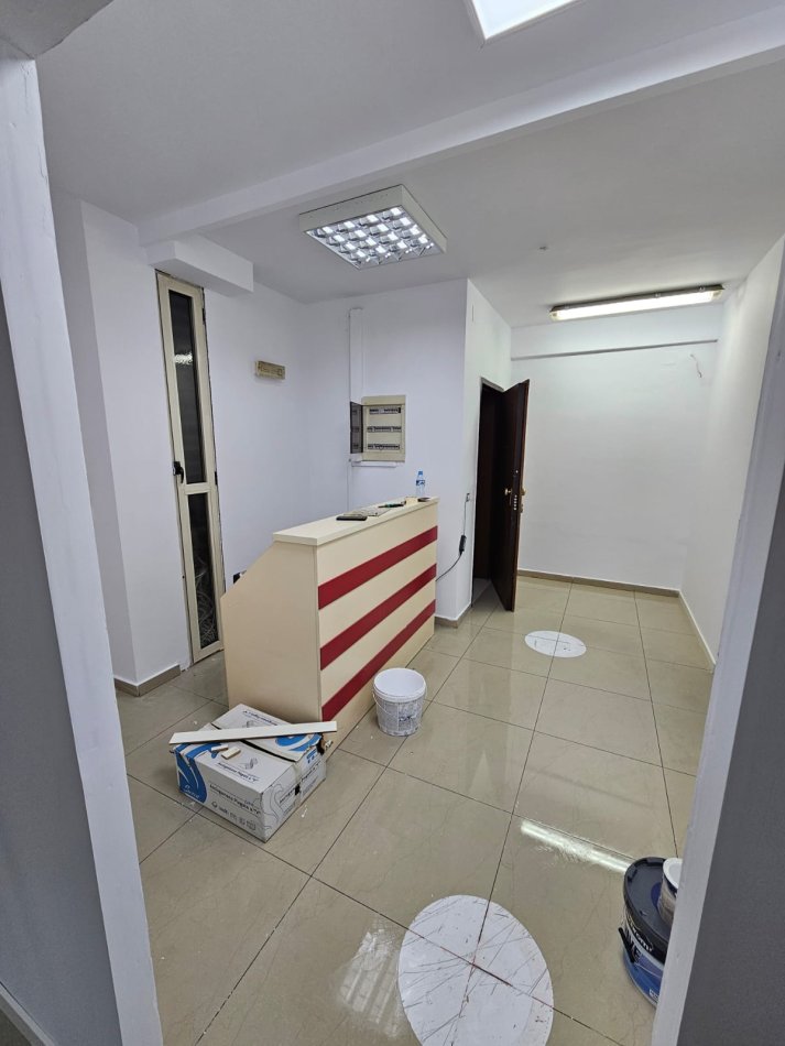 Tirane, jepet me qera zyre Kati 5, 300 m² 2.700 € (Selvia)