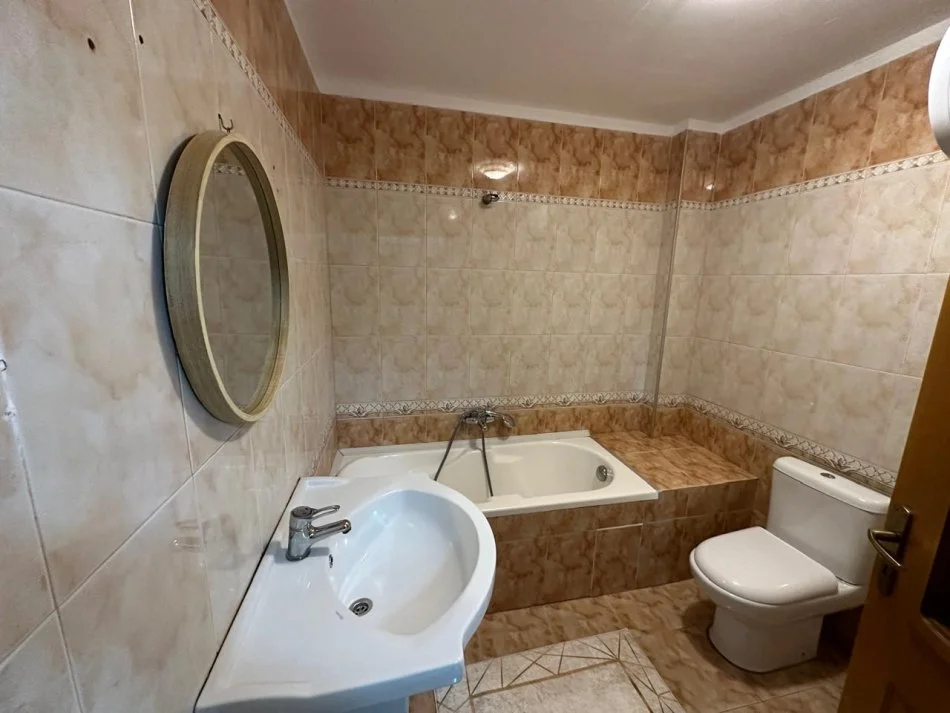 Tirane, jepet me qera apartament 2+1 Kati 5, 100 m² 800 € (Toptani Center)