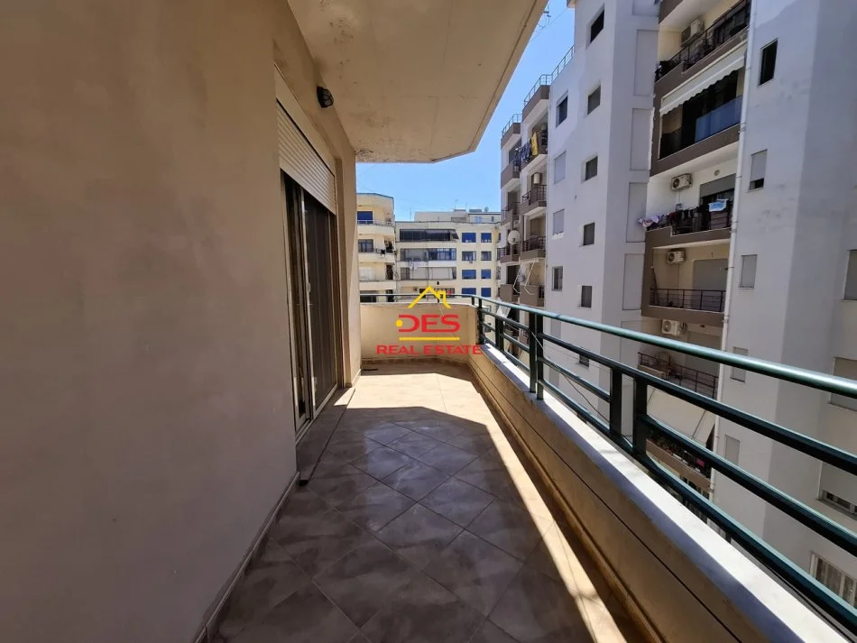 Vlore, jepet me qera apartament 2+1+Ballkon Kati 8, 120 m² 500 € (Rruga Sadik Zotaj)