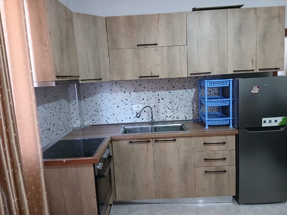 Tirane, jepet me qera apartament 1+1 Kati 1, 70 m² 350 € (Sauk I Ri ,rruga 3 Vllezerit Kondi)