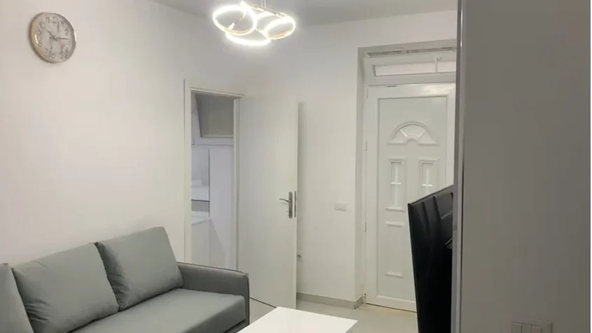 Tirane, jepet me qera apartament 1+1+Ballkon Kati 1, 67 m² 420 € (Kopshti Botanik (pranë Xhamisë))