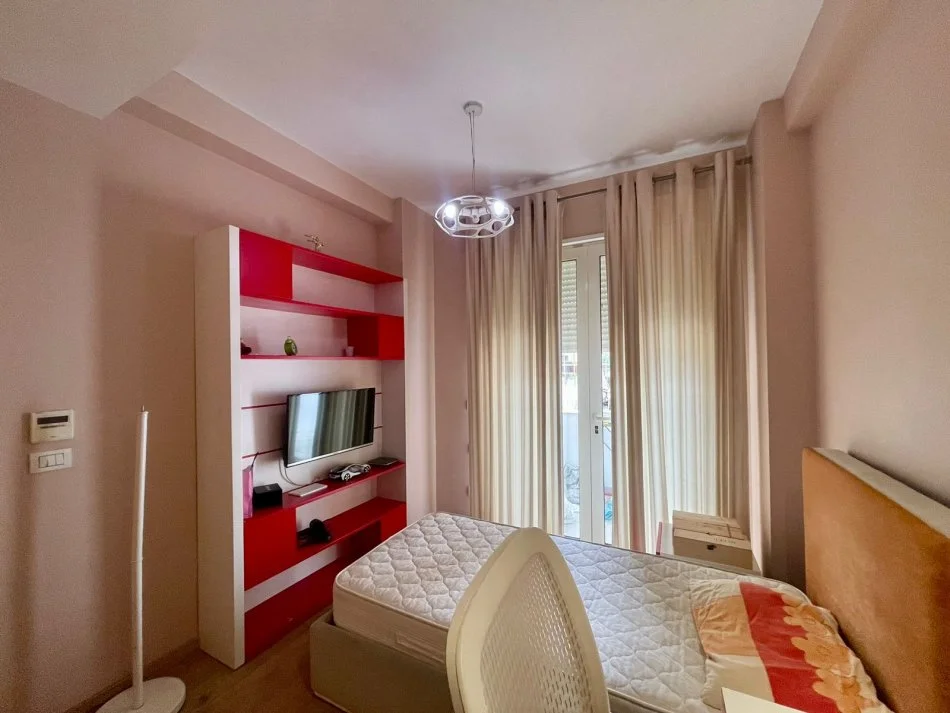 Tirane, jepet me qera apartament 3+1+Ballkon Kati 1, 138 m² 900 € (STACIONI I TRENIT)
