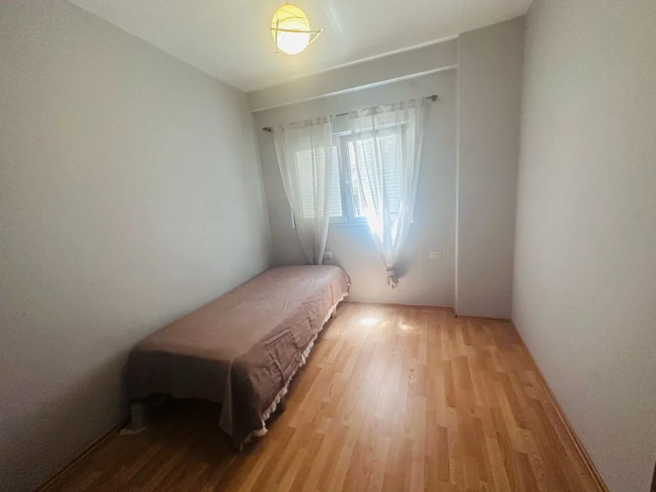 Tirane, jepet me qera apartament 2+1+Ballkon Kati 3, 95 m² 430 € (Kodra e diellit prane market Cok)