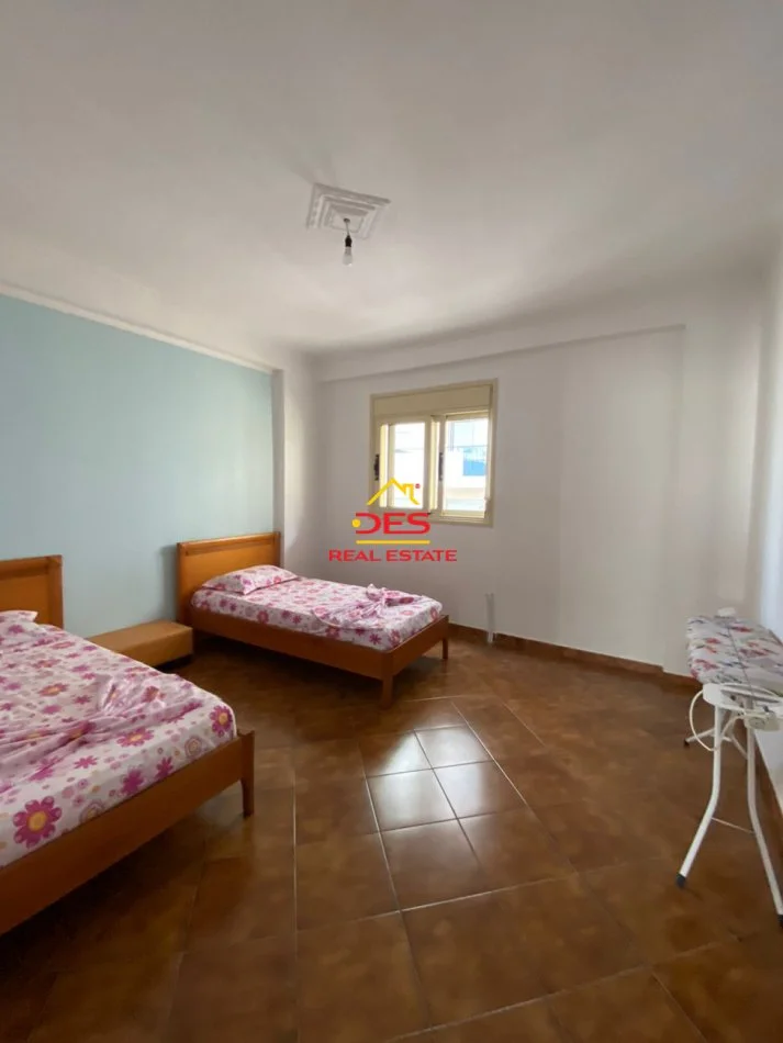 Vlore, jepet me qera apartament 2+1+Ballkon Kati 7, 120 m² 400 € (Rruga Sadik Zotaj)