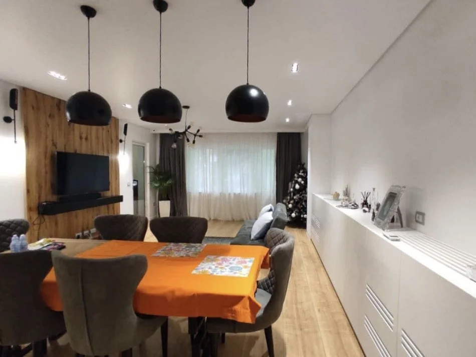 Tirane, jepet me qera apartament 2+1+Ballkon , 165 m² 2.000 € (Bllok)