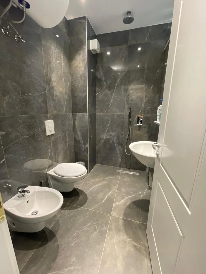 Tirane, jepet me qera apartament 2+1 Kati 4, 115 m² 850 € (Kopshti Zoologjik)