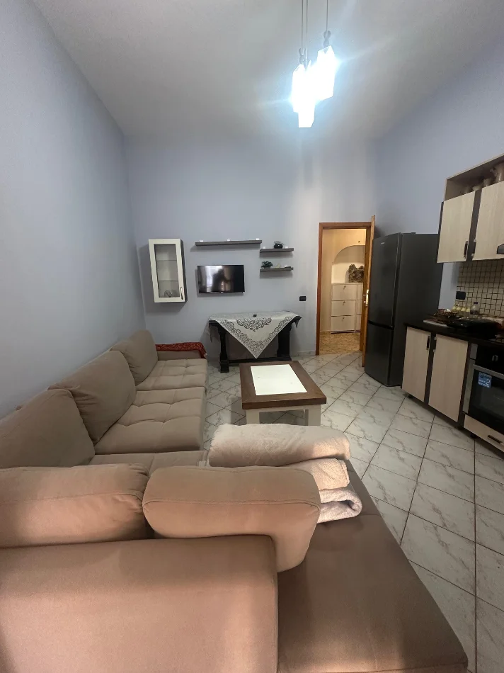 Tirane, jepet me qera apartament 1+1 , 75 m² 550 € 