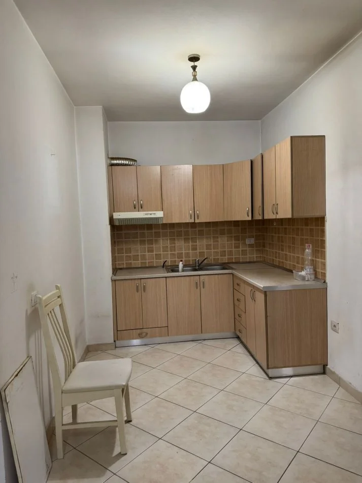 Tirane, jepet me qera apartament 1+1+Ballkon Kati 9, 70 m² 260 € (rruga Teodor Keko)