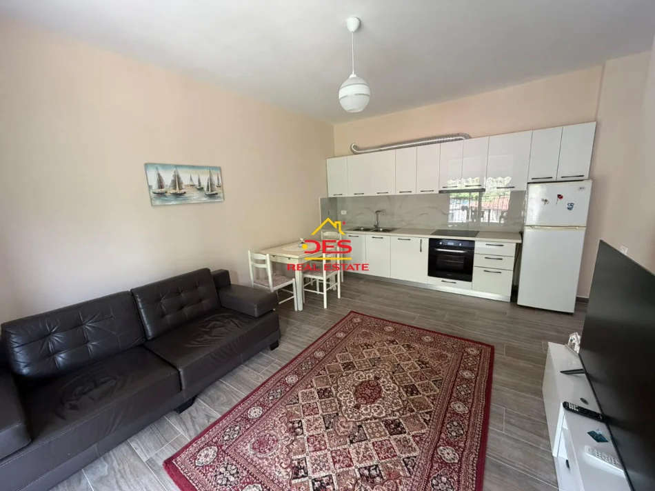 Vlore, jepet me qera apartament 1+1+Ballkon Kati 3, 70 m² 450 € (Lungomare)