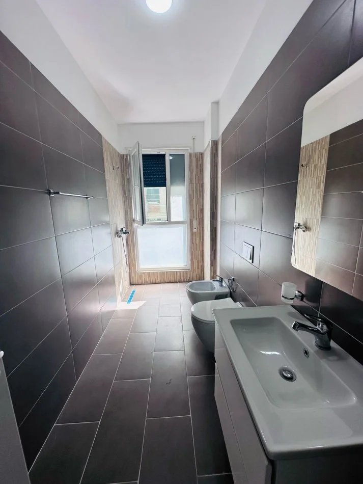 Tirane, jepet me qera apartament 2+1+Ballkon Kati 2, 130 m² 650 € 