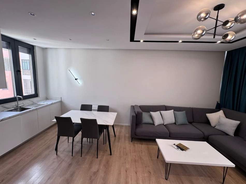 Tirane, jepet me qera apartament 2+1+Ballkon Kati 4, 104 m² 900 € 