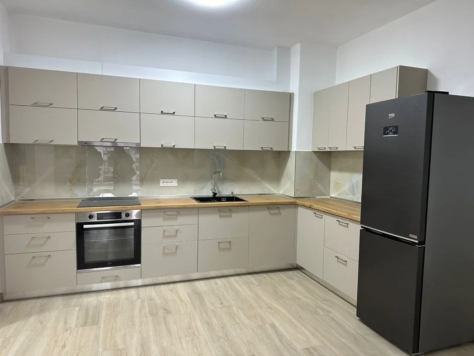 Tirane, jepet me qera apartament 2+1+Ballkon Kati 4, 100 m² 800 € (RRUGA E KAVAJES)