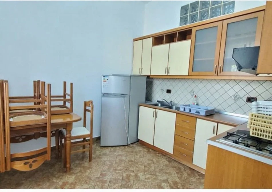 Tirane, jepet me qera apartament 1+1 Kati 5, 600 € (Pallatet Agimi)