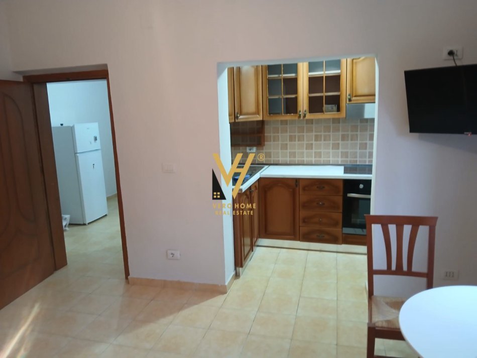 Tirane, jepet me qera 1+1+Ballkon Kati 3, 60 m² 400 € (ALI DEMI)