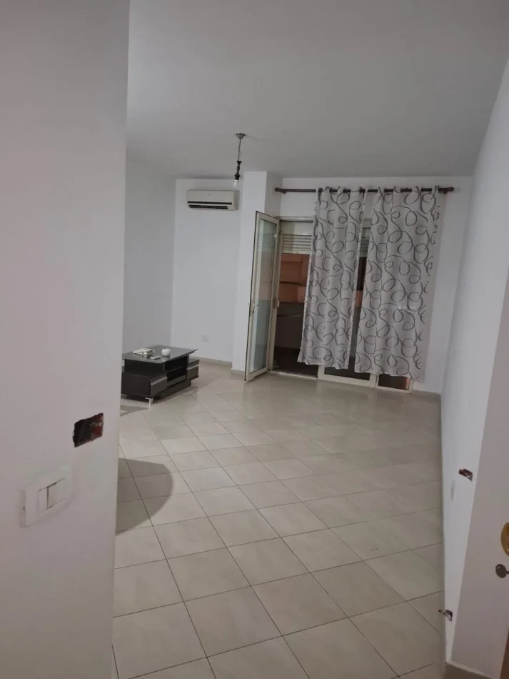 Tirane, jepet me qera apartament 2+1+Ballkon Kati 5, 120 m² 600 € (Komuna e parisit, Kristal Center , Pallati i Conad)