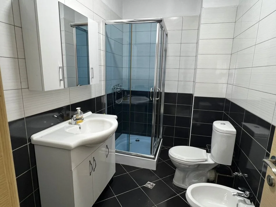 Tirane, jepet me qera apartament 2+1+Ballkon Kati 8, 550 € (Astir)