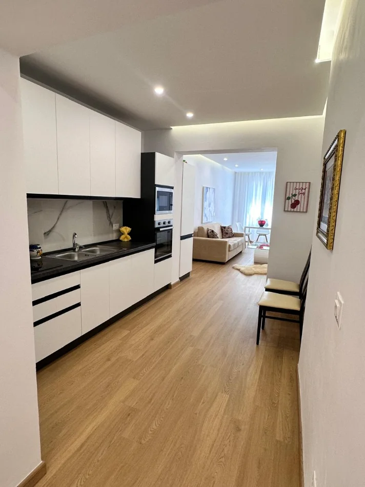 Tirane, jepet me qera apartament 2+1+Ballkon Kati 3, 80 m² 850 € (Gjimnazi Petro Nini Luarasi)