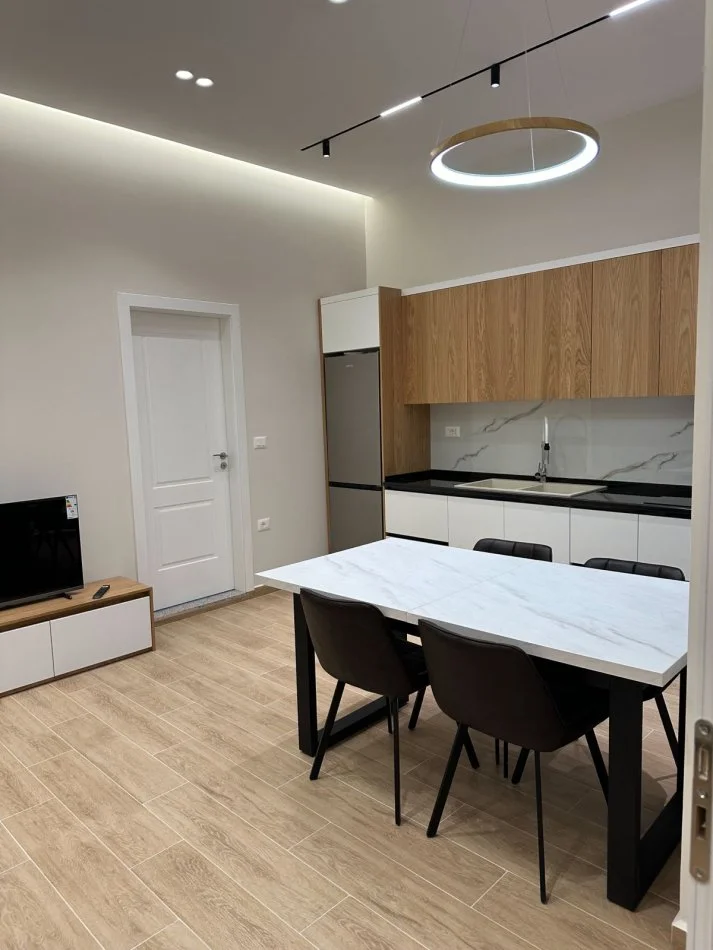 Tirane, jepet me qera apartament 2+1+Ballkon Kati 5, 80 m² 600 € (Don Bosko)
