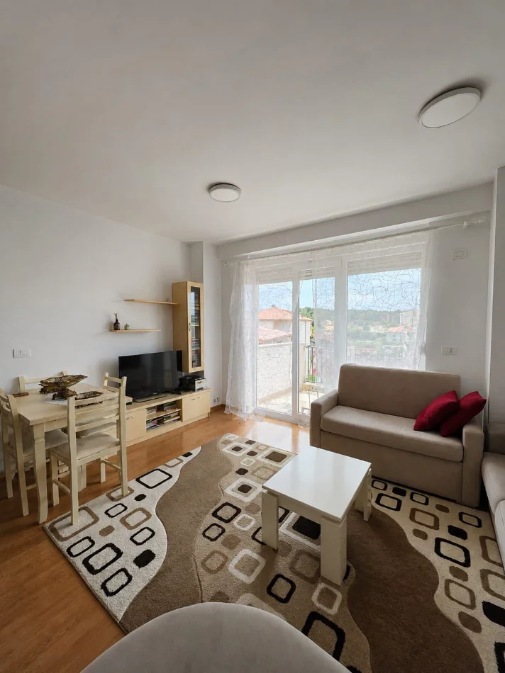 Tirane, jepet me qera apartament 2+1+Aneks+Ballkon Kati 1, 600 € (rruga ali demi , ish tregu elektrik)