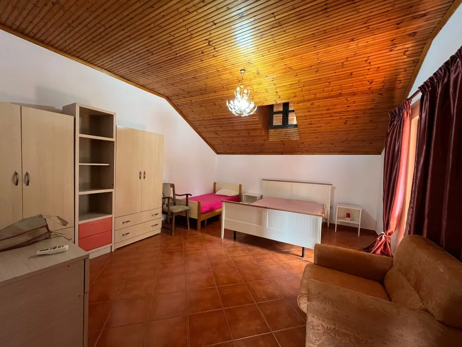 Tirane, jepet me qera Vile 4+1 Kati 1, 200 m² 1.200 € (medreseja)