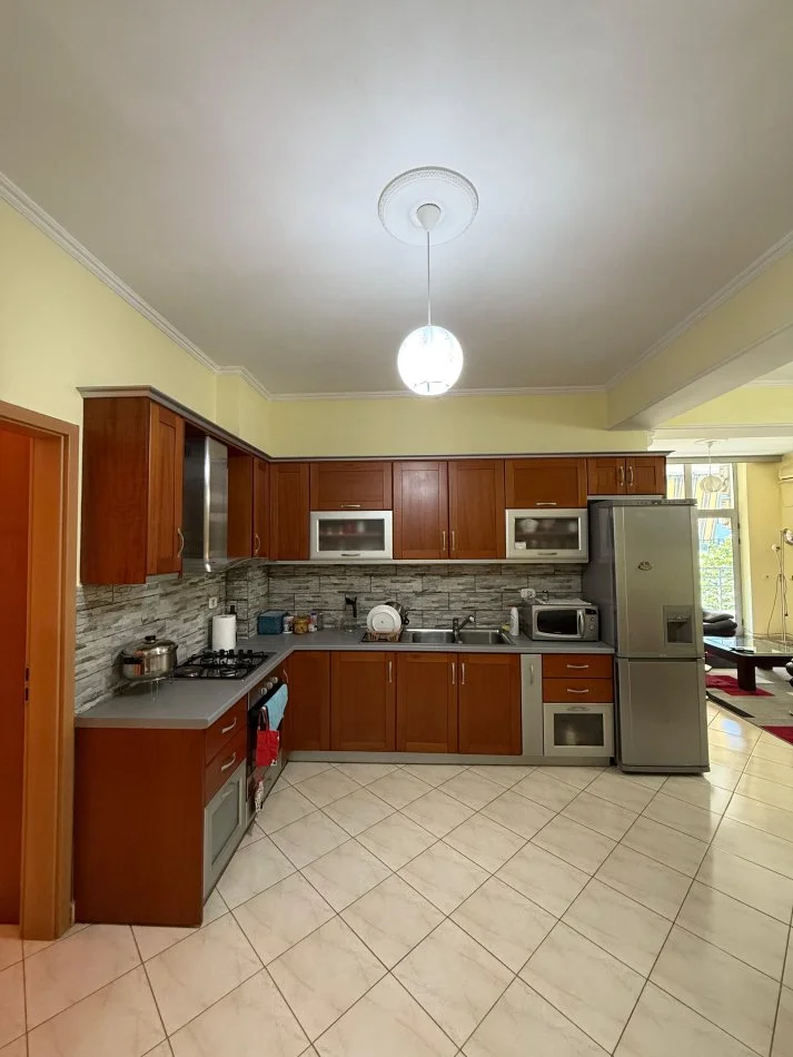 Tirane, jepet me qera apartament 3+1 Kati 4, 110 m² 600 € (RRUGA E KAVAJES)