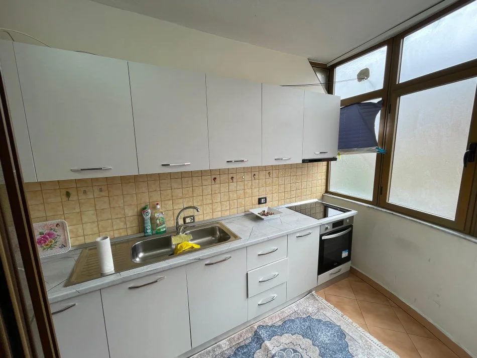 Tirane, jepet me qera apartament 2+1+Ballkon Kati 3, 84 m² 550 € (Komuna e Parisit)