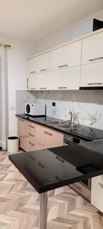 Tirane, jepet me qera apartament 2+1+Ballkon Kati 4, 120 m² 500 € (rruga 5 Maj)