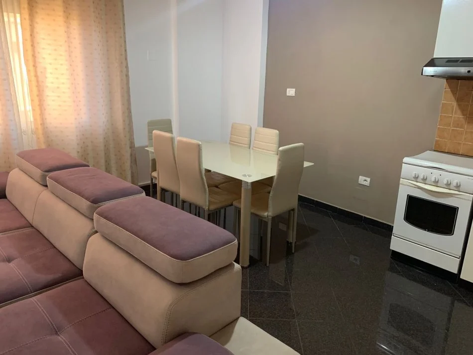 Tirane, jepet me qera apartament 1+1+Ballkon Kati 1, 60 m² 400 € (Oxhaku)