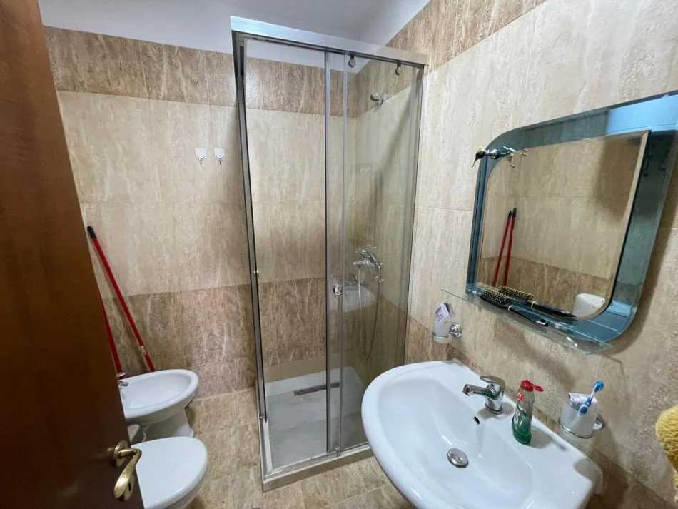 Tirane, jepet me qera apartament 2+1+Ballkon Kati 3, 90 m² 700 € (Komuna e Parisit)