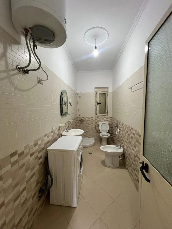 Tirane, jepet me qera 1+1 Kati 1, 60 m² 300 € (Rruga kokonozvwt)