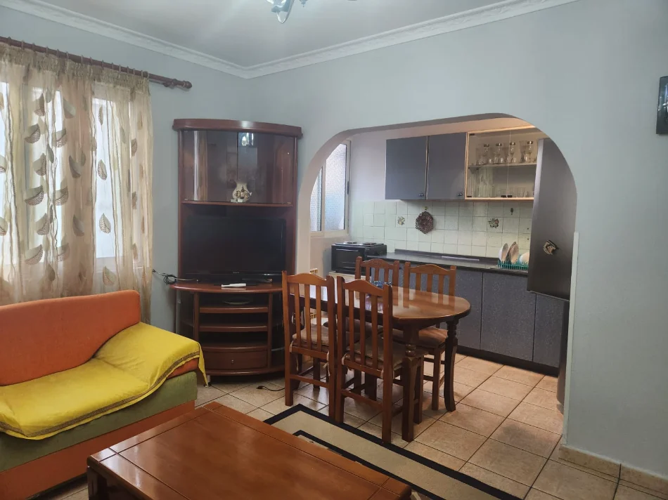 Tirane, jepet me qera apartament 2+1 Kati 1, 500 € (rruga e kavajes , 21 dhjetori)