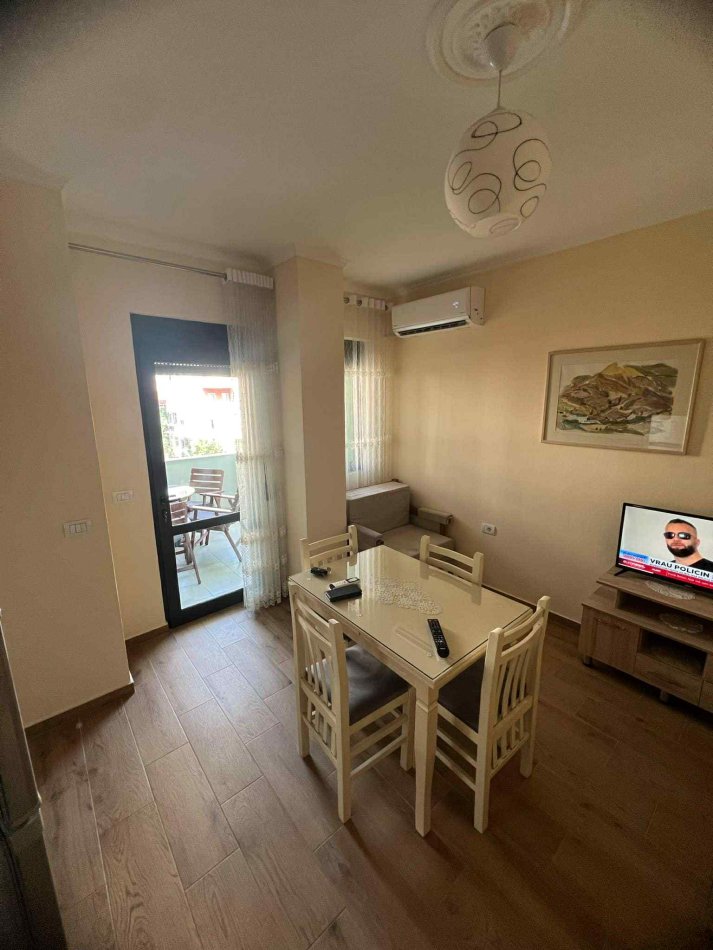 Pogradec, jepet me qera apartament 1+1+Ballkon Kati 2, 65 m² 40 € (RR. 10DESHMORET E POJSKES PALLATI MISTA CICI)