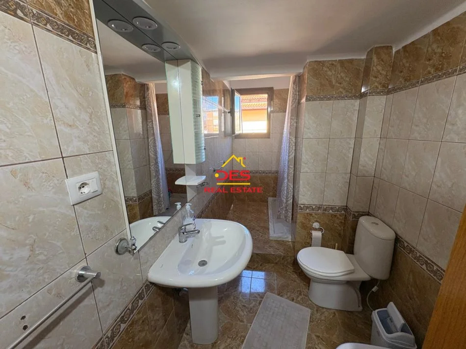 Vlore, jepet me qera apartament 3+1+Ballkon Kati 3, 120 m² 400 € (Rruga Misto Mele)