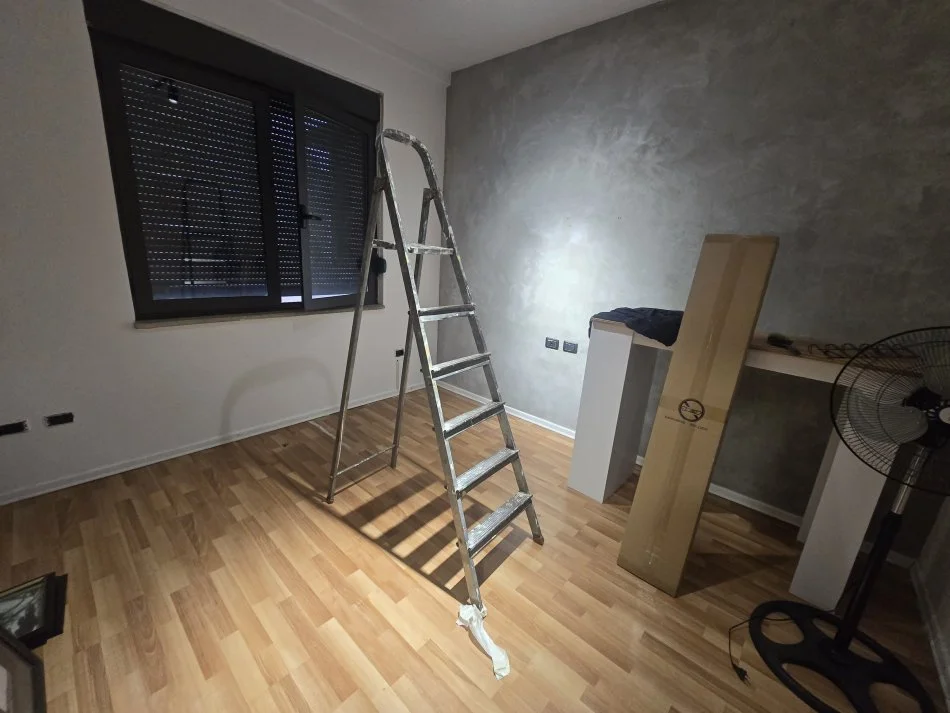 Tirane, jepet me qera dyqan Kati 4, 95 m² 1.000 € (9 kateshet)