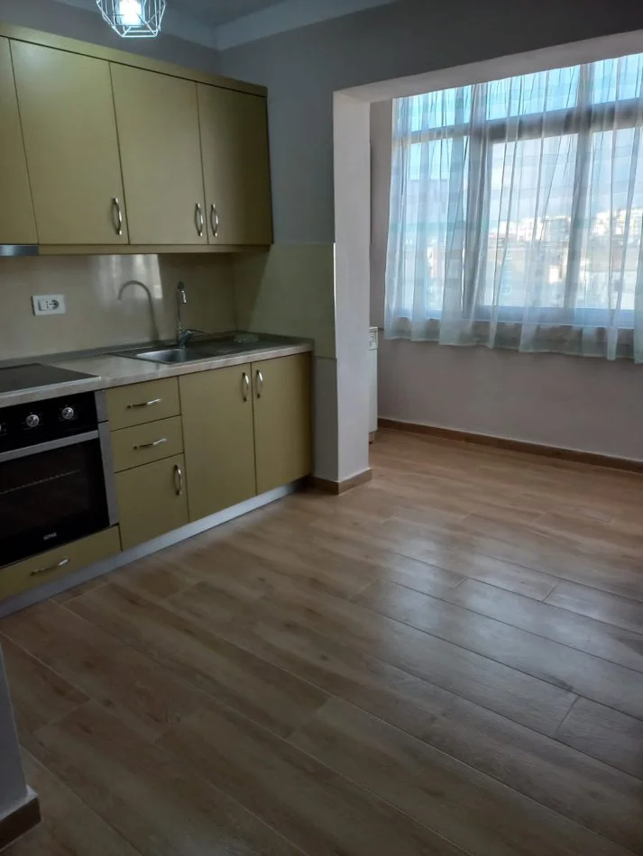 Tirane, jepet me qera apartament 2+1 Kati 4, 65 m² 550 € (rruga Mine Peza)