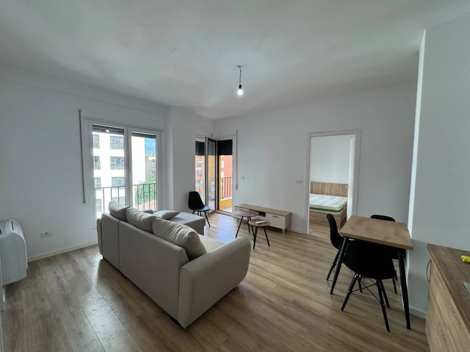 Tirane, jepet me qera apartament 1+1 Kati 3, 56 m² 650 € (Shkolla e kuqe)