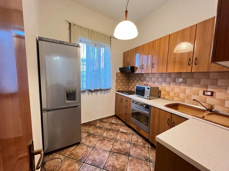 Tirane, jepet me qera shtepi 2+1+Ballkon Kati 2, 100 m² 550 € (Rruga e Durresit)